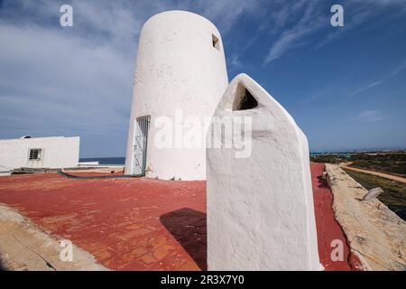 Es Molí de Sal ,Mühle, die zur alten Salzindustrie gehört.Molí des Carregador de la Sal, Formentera, Pitiusas-Inseln, Balearengemeinschaft, Spanien. Stockfoto