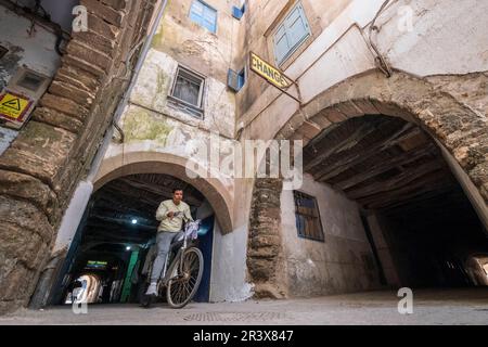 Junge auf einer Fahrradüberquerung Skala der Kasbah, Essaouira, marokko, afrika. Stockfoto