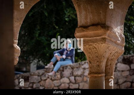 Arcaded Galerie von halbrunden Bögen auf paarigen Säulen, Kirche des Erlösers, 13. Jahrhundert ländlichen romanischen, Carabias, Guadalajara, Spanien. Stockfoto