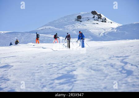Französische Alpen, Serre-Chevalier: Eine Gruppe von Skifahrern, begleitet von einem abseits der Piste gelegenen Skilehrer. Übung von Skitouren (Skilanglauf) und abseits der Pisten Stockfoto