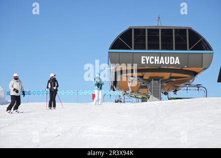 Französische Alpen, Serre-Chevalier: Skifahrer im Eychauda Sessellift, in der Gegend von Monetier. Darstellung des Skigebiets Serre-Chevalier, das es tut Stockfoto