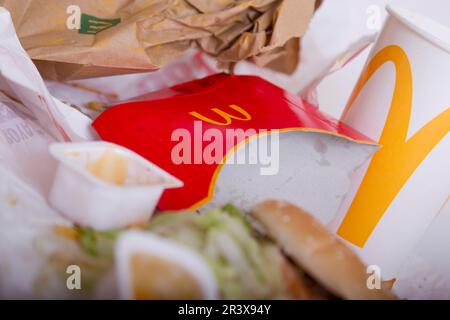 Illustration, Verpackung und Reste von McDonald's: Pommes frites, Cola und Big N' Tasty Stockfoto