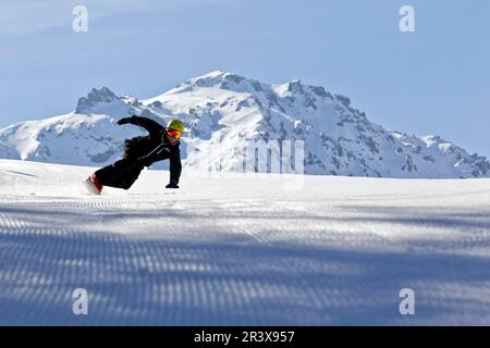 Illustration, Snowboarden im Departement Hautes-Alpes (Oberalpen). Mann, der auf einer Skipiste Snowboarden geht Stockfoto