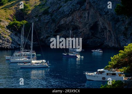 Freizeitboote in der Bucht, Sa Calobra, Escorca, Naturlandschaft der Serra de Tramuntana, Mallorca, balearen, Spanien. Stockfoto