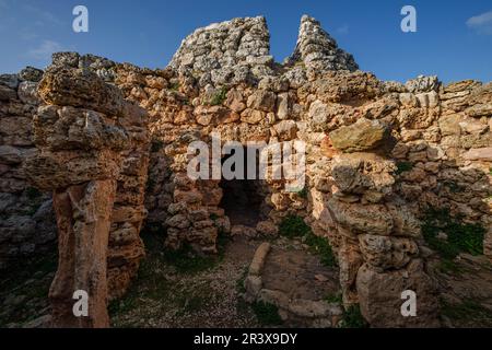 Cornia Nou, kegelförmiger Talayot und angeschlossenes Gebäude, Maó, Menorca, Balearen, Spanien. Stockfoto