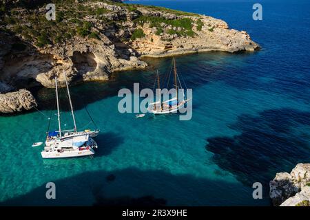 Yates fondeados, Cala Marmols, Ses Salines, Mallorca, Balearen, Spanien, Europa. Stockfoto