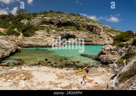 Piraguistas tomando el sol, Caló des Màrmols, Santanyí, Mallorca, balearen, spanien, europa. Stockfoto