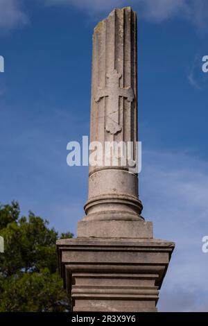 Gebrochene Säule, Symbol der unterbrochenen Existenz, Friedhof Alaró, Mallorca, Balearen, Spanien. Stockfoto