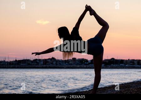 Mujer joven practicando Yoga, Playa de Sa Rapita, Campos, Mallorca, Balearen, Spanien. Stockfoto