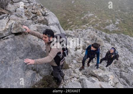 Aufstieg auf den Sporn von Xaragal De Sa Camamilla, Mallorca, Balearen, Spanien. Stockfoto