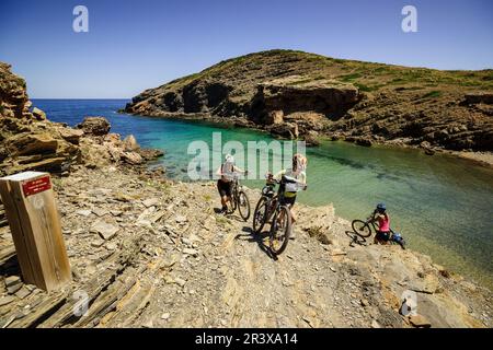 Ciclistas, Cala En Calderer, Ciutadella, Menorca, Balearen, Spanien, Europa. Stockfoto