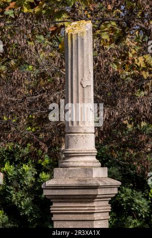 Gebrochene Säule, Symbol der unterbrochenen Existenz, Friedhof Alaró, Mallorca, Balearen, Spanien. Stockfoto