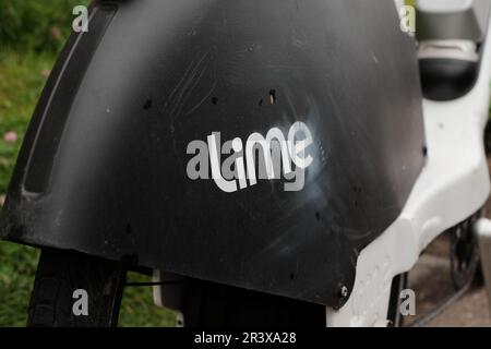 Lime Bike Nahaufnahme eines Lime E Bike, das in der Mitte des Bürgersteigs steht Stockfoto