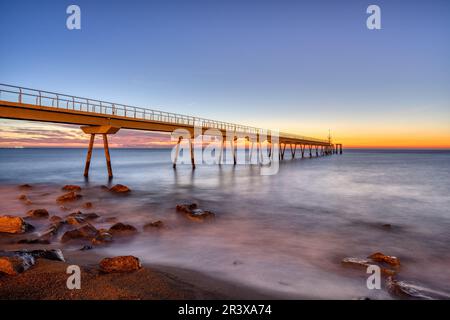 Der Seepier von Badalona, bekannt als Pont del Petroli, vor Sonnenaufgang Stockfoto