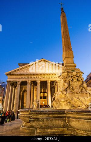 Delphin Brunnen und Pantheon von Agrippa, 126 B.C. Roma, Latium, Italien. Stockfoto