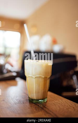 Eiskaffee-Latte in einem großen Glas mit Karamell- und Schokoladensirup und Schlagsahne Stockfoto