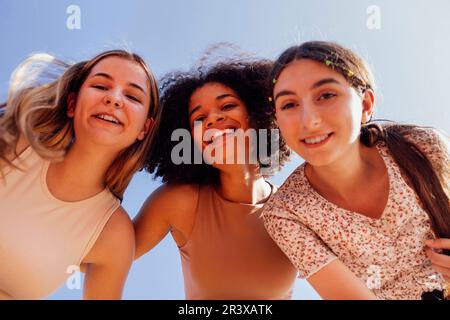 Eine Gruppe von Teenagern verschiedener Nationalitäten und Erscheinungsformen haben Spaß zusammen. Stockfoto