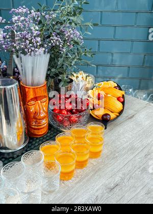Gläser Cocktails an der Bar. Gläser Sekt mit rotem Alkohol. Preraring aperol Spritz Cocktail im Sommer im Freien Stockfoto