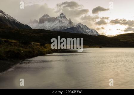 Cuernos Del Paine, Lago Pehoé, 2600 Metros, trekking W, Parque Nacional Torres del Paine, Sistema Nacional de Áreas Protegidas Silvestres del Estado de Chile Patagonien, República de Chile, América del Sur. Stockfoto