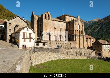 Kloster von San Pedro de Siresa, Romanik, 9. und 13. Jahrhunderts, Siresa, Tal von Hecho, westlichen Täler, Pyrenäen, Provinz Huesca, Aragón, Spanien, Europa. Stockfoto