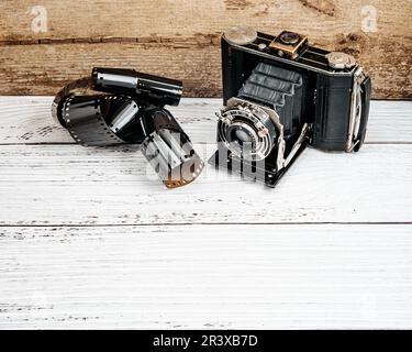 Oldtimer-Fotokamera mit Filmrolle. Stockfoto