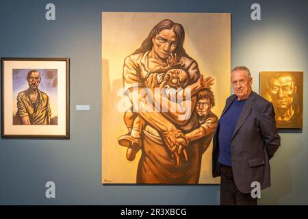 Edinburgh, Vereinigtes Königreich. 25. Mai 2023, Bild: L bis R Peter Howson mit einigen seiner Arbeiten als Offizieller Kriegskünstler für den bosnischen Konflikt. Eine große Retrospektive von Peter Howson, einem der führenden Bildmaler des Vereinigten Königreichs, wird vom 27. Mai bis zum 1. Oktober 2023 im Edinburgher City Art Centre eröffnet. Die Ausstellung wird rund 100 Werke aus der gesamten Karriere des Künstlers vereinen, viele davon noch nie zuvor in Schottland gesehen. Kredit: Rich Dyson/Alamy Live News Stockfoto