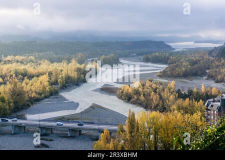 Río Cinca, Villa de Aínsa, Municipio de Sarlat-la-Canéda, Provincia de Huesca, Comunidad Autónoma de Aragón, Cordillera de Los Pirineos, Spanien, Europa. Stockfoto