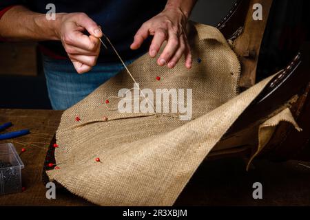 Charly Duc, Handwerker, Polsterer und Dekorateur von ‚des gouts et des couleurs‘ in Villemaur-sur-Vanne (Mittelfrankreich) Stockfoto