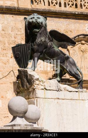 "El León"; escultura de Cobre del año 1945, un-león con Alas, símbolo del evangelista San Marcos, que aguanta El Escudo de Sineu Sineu, Mallorca, Balearen, Spanien, Europa. Stockfoto