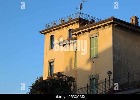 Aus der Nähe ein mittelalterliches Haus im historischen Zentrum der Stadt Bergamo, Italien. Stockfoto