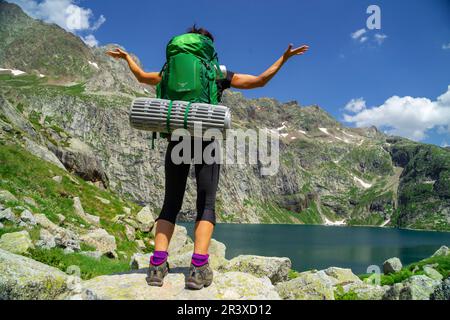 Trekker, Lago de Caillouas, Gourgs Blancs, Cordillera de Los Pirineos, Frankreich. Stockfoto