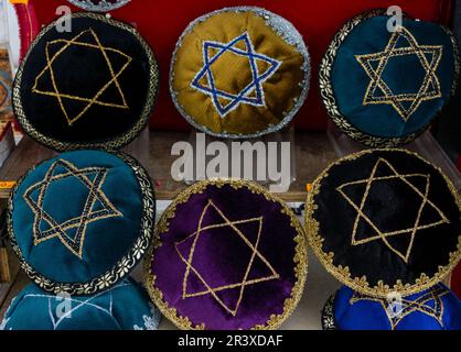 Jüdische Ritual-Caps, Kippa, mittelalterliches Zentrum von Kazimierz, historisches Zentrum der Juden, Krakau, Polen, osteuropa. Stockfoto