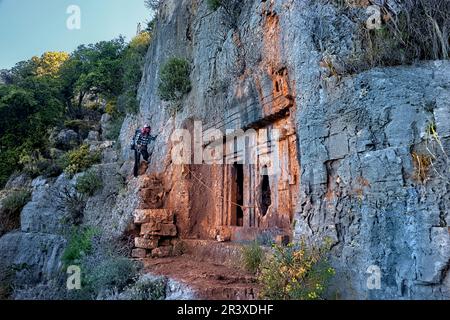 Klettern Sie vorbei an lykischen Gräbern auf der Lykischen Straße, Kaş, Türkei Stockfoto