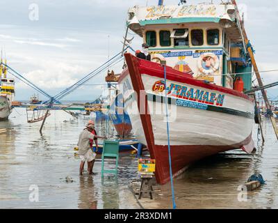 Instandhaltung von Fischereifahrzeugen in der Basiswerft am Strand von Tinoto, Maasim, in der Provinz Sarangani auf den Philippinen. Stockfoto