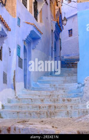 Die Treppen hinauf, Blue Town, Chefchaouen, marokko, afrika, marokko, afrika. Stockfoto