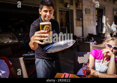 Cafeterias de la plaza Constitucio, Alcudia, Mallorca, islas baleares, Spanien. Stockfoto