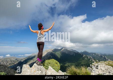 Escursionista en La Cima de Puig des Tossals Verds, 1118 mts, Escorca, Paraje natural de la Serra de Tramuntana, Mallorca, Balearen, Spanien. Stockfoto