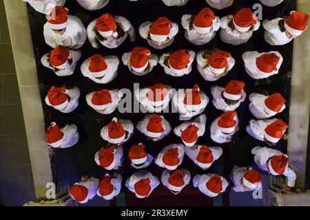 Canto de Villancicos por el Coro infantil del Teatre Principal de Palma, Palau Reial, Edificio neogotico Del Siglo XIX, Sede del Consell Insular de Mallorca - consejo Insular de Mallorca, Palma, Mallorca, Balearen, Spanien. Stockfoto