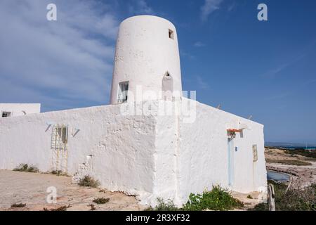 Es Molí de Sal ,Mühle, die zur alten Salzindustrie gehört.Molí des Carregador de la Sal, Formentera, Pitiusas-Inseln, Balearengemeinschaft, Spanien. Stockfoto