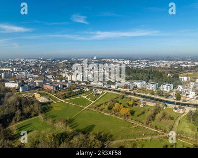 Rennes (Bretagne, Nordwestfrankreich): Blick aus der Vogelperspektive auf die Wiesen „Prärien Saint-Martin“ und neue Gebäude entlang des Canal Saint-Martin, Canal d’Il Stockfoto