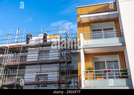 Thermische Rehabilitation von Wohngebäuden. Renovierung von Fassaden durch Installation von Dämmung und Verkleidung. Außenwandisolierung, Motor Stockfoto