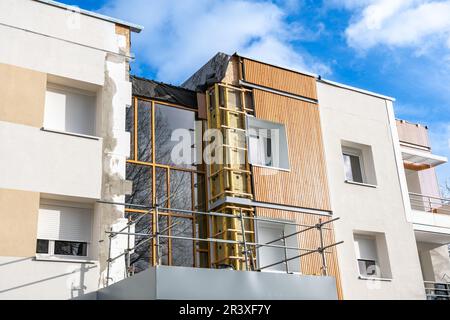 Thermische Rehabilitation von Wohngebäuden. Renovierung von Fassaden durch Installation von Dämmung und Verkleidung. Außenwandisolierung, Motor Stockfoto