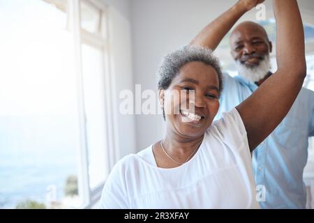 Schwarzes Seniorenpaar, tanzend und zusammen in einem glücklichen Heim mit Liebe, Fürsorge und Hingabe. Porträt einer afrikanischen Frau und eines Mannes zur Feier der Ehe Stockfoto