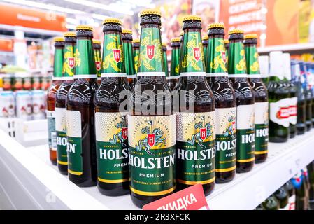 Samara, Russland - 20. Mai 2023: Holsten abgefülltes alkoholisches Bier auf dem Regal in einem Superstore. Verschiedene alkoholische Getränke in Flaschen und Spirituosen. Ausw Stockfoto