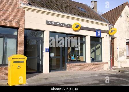 Postamt in einem Dorf in Nordfrankreich und gelber Briefkasten La Poste, Briefkasten. Französische Bank Banque Postale, Tochtergesellschaft von La Poste, der nationalen P. Stockfoto