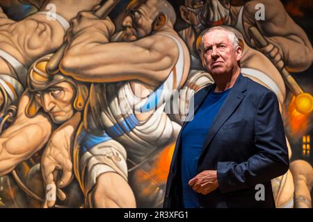 City Art Centre, Edinburgh, Schottland, Großbritannien, 25 May2023. Neue Ausstellung „When the Apple reift, Peter Howson at 65. Im Edinburgher City Art Centre wird eine große Retrospektive von Peter Howson, einem der führenden Bildmaler des Vereinigten Königreichs, eröffnet. Die Ausstellung umfasst etwa 100 Werke aus der gesamten Karriere des Künstlers, viele davon noch nie zuvor in Schottland gesehen. Kredit: Sally Anderson/Alamy Live News Stockfoto