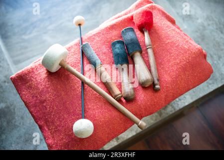 Holzstäbchen zur Schalltherapie mit Gesangsschüsseln Stockfoto