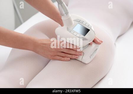 Frau in speziellen weißen Anzug, Anti Cellulite Massage im Spa. LPG, und Body Contouring Behandlung in der Klinik. Stockfoto