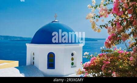 Oia Santorini Griechenland an einem sonnigen Tag im Sommer mit weiß getünchten Häusern und Kirchen, griechische Insel Stockfoto