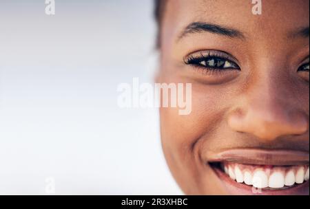 Nahaufnahme, Porträt und schwarze Frau mit einem Lächeln, Modell und Glück mit Freude, fröhlich und Hautpflege. Gesicht, weibliche Person und Modell mit Wellness Stockfoto